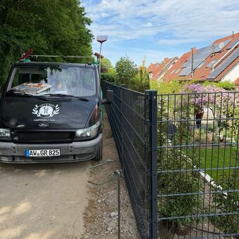 Neuer Doppelstabmattenzaun entlang der Zufahrt, davor der Firmenwagen von Gies & Reitz