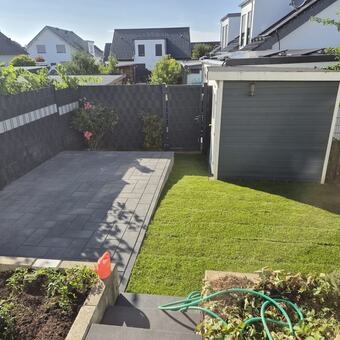 Nachher: neue Pflasterfläche für den Pool, frischer Rollrasen und Sichtschutz