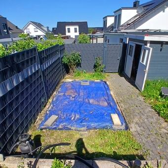 Vorher: abgedeckte Fläche mit Plane vor dem Gartenhaus